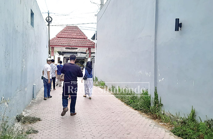 TUNTUT HAK: Sejumlah calon jamaah umrah asal Kabupaten Banyuwangi meluruk rumah Direktur PT. Berkah Zamzam Wisata, di Desa Talkandang, Kecamatan/Kota Situbondo, tahun lalu (30/11/2024).