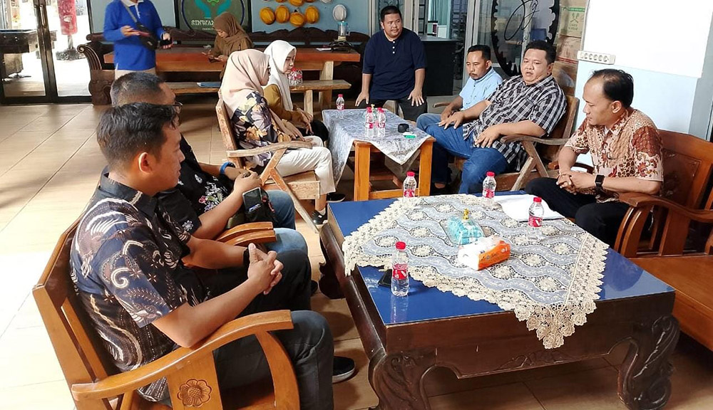 SIDAK: Anggota Komisi III DPRD Situbondo  bersama jajaran Dinas Kominfo mendatangi salah satu pengusaha Wifi di Kecamatan Panji, Kamis (9/1).