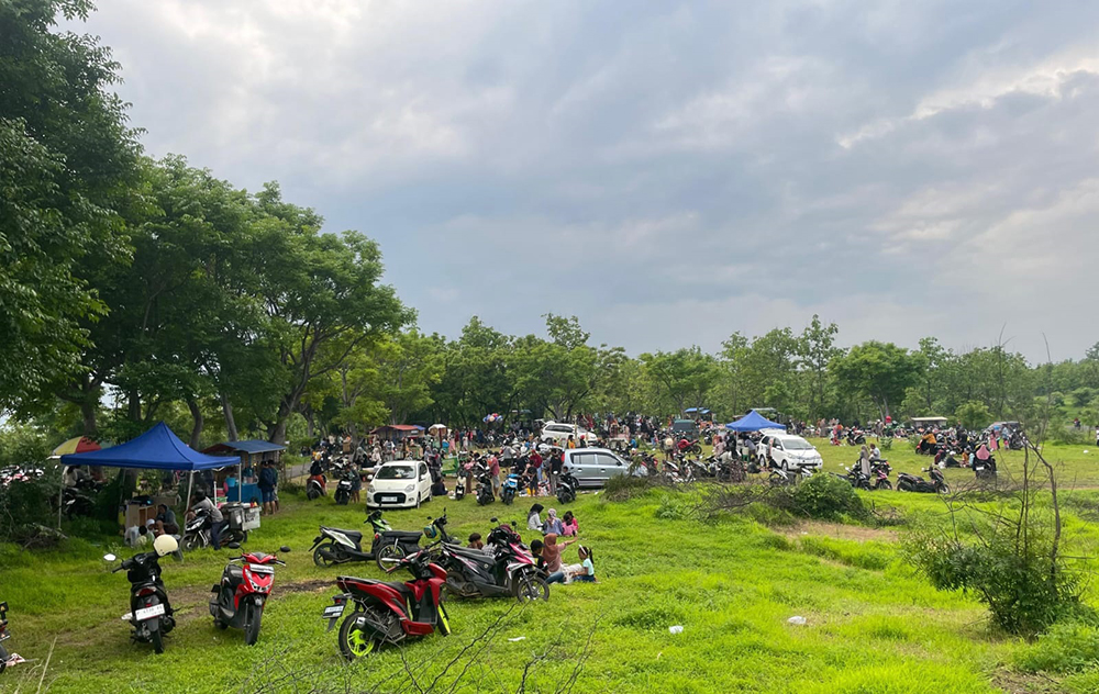 WISATA BARU: Ratusan orang memadati hamparan bukit indah di Desa Peleyan, Kecamatan Kapongan, Jumat (10/1).