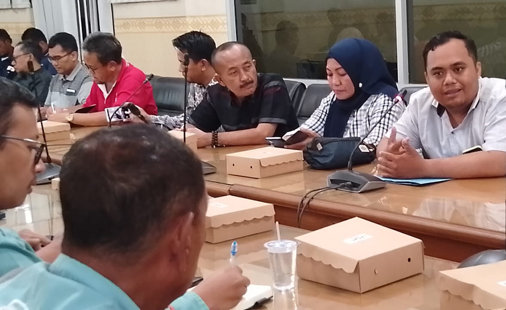RAPAT: Sejumlah warga dari Desa Lubawang dan Kalianget, Kecamatan Banyuglugur menggelar hearing bersama Komisi III DPRD Situbondo, Jumat (10/1).