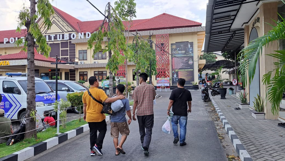 TAK BERKUTIK: Dua pemuda diamankan ke Mapolres Situbondo, Jumat (10/1).