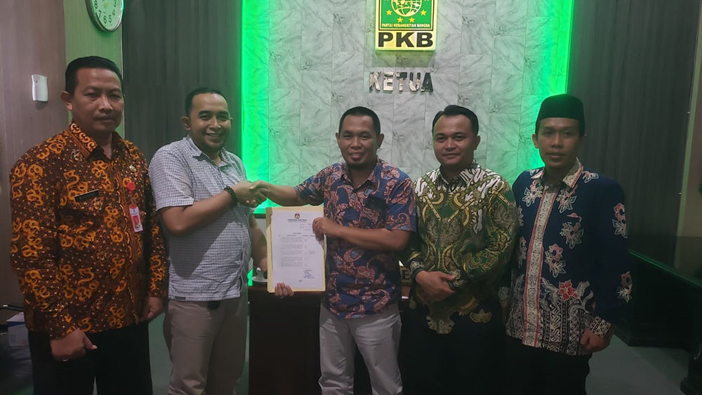 Divisi Teknis dan Penyelenggaraan pada KPU Situbondo, Bustamil Arifin menyerahkan dokumen penetapan bupati-wakil bupati, Jumat (10/1) lalu.