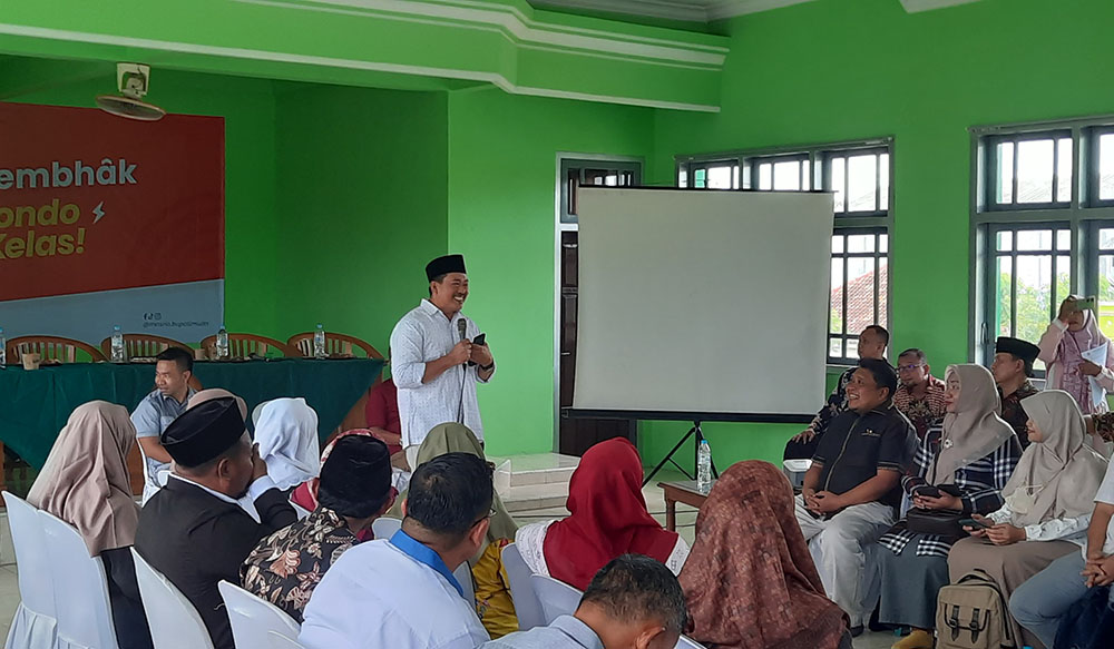 Anggota divisi empat tim transisi naik kelas, Haji Tolak Atin memimpin acara