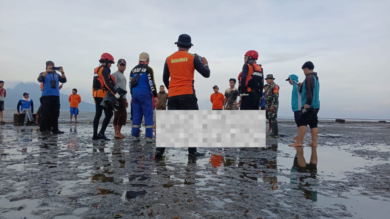 Foto: Petugas saat menemukan korban/ doc Khoirul Rizal