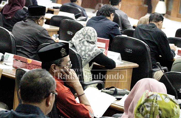 SERIUS: Anggota DPRD Situbondo mengikuti rapat paripurna Pengumuman Penetapan Bupati-Wabup Terpilih, Rabu (15/1) kemarin.