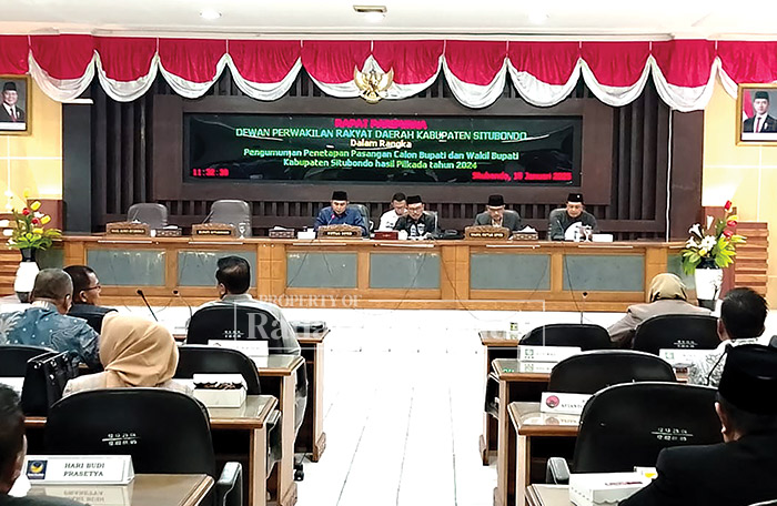 PENTING: Ketua DPRD, Mahbub Junaidi (kiri) memimpin jalannya paripurna pengumuman bupati dan wakil bupati terpilih di kantor DPRD Situbondo, Rabu (15/1) kemarin.