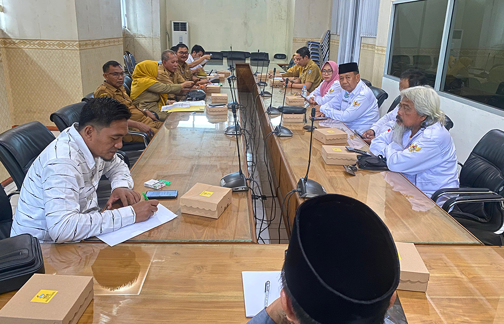 KLARIFIKASI: Jajaran komisi I DPRD Situbondo hearing bersama pengurus APDESI diruang rapat gabungan jantor DPRD Situbondo, Selasa (14/1).