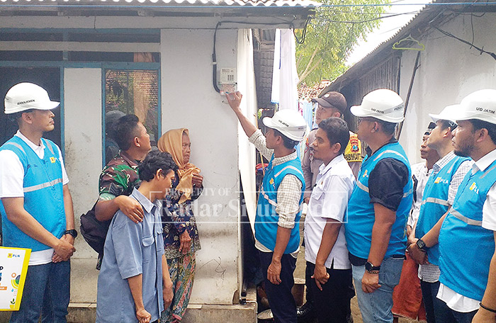 PLN PEDULI : General Manager PT PLN (Persero) Unit Induk Distribusi Jawa Timur (UID Jatim) Ahmad Mustaqir di dampingi Manager PLN UP3 Situbondo Eka Panji Saptaprasetya menyalakan secara langsung