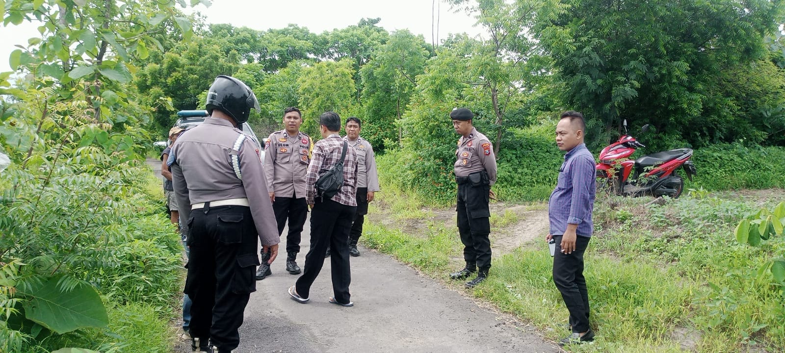 Foto: Polisi saat mencari sapi hilang/ doc Khoirul Rizal