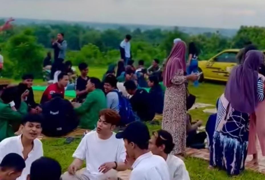Foto: Bukit Cinta yang selalu ramai didatangi warga/ doc Khoirul Rizal