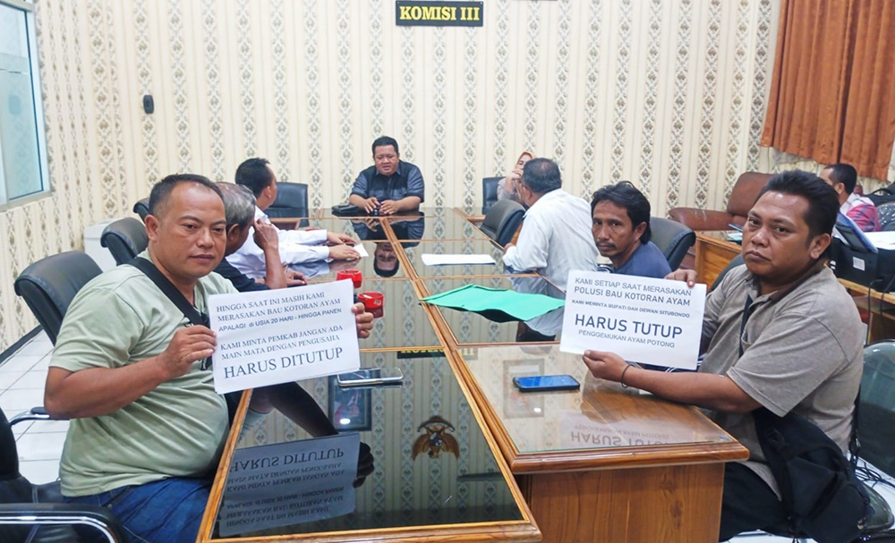 AKSI DAMAI: Sejumlah warga dari Desa Kalianget, Kecamatan Banyuglugur audiensi bersama jajaran anggota komisi III DPRD, di kantor DPRD Situbondo, Rabu (15/1).
