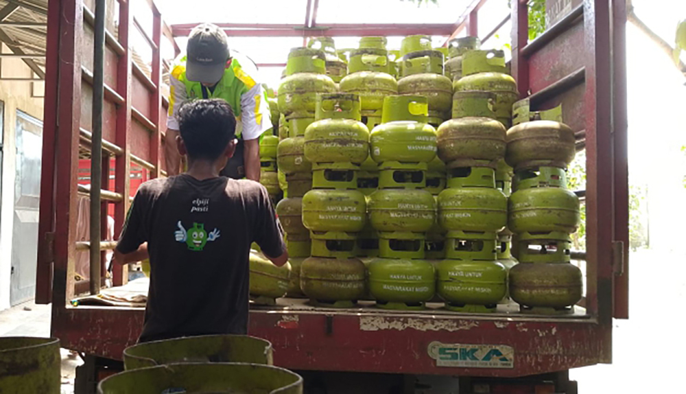 MUATAN: Truk mengangkut elpiji melon di jalan raya Jangkar, Desa/Kecamatan Jangkar, Kamis (16/1).
