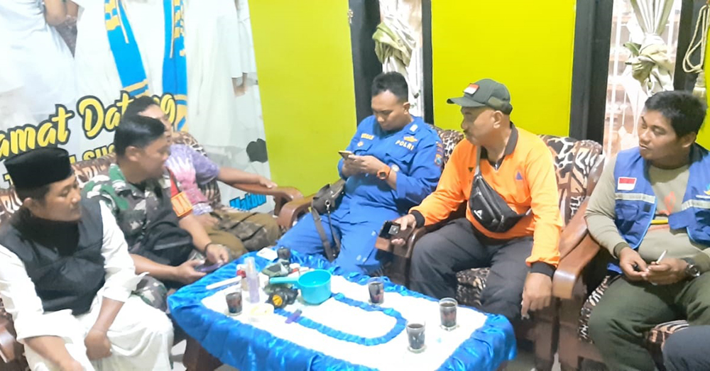 LAKA LAUT: Anggota BPBD Situbondo menjenguk pemancing tenggelam di Desa Klampokan Kecamatan Panji, Rabu malam (15/1).