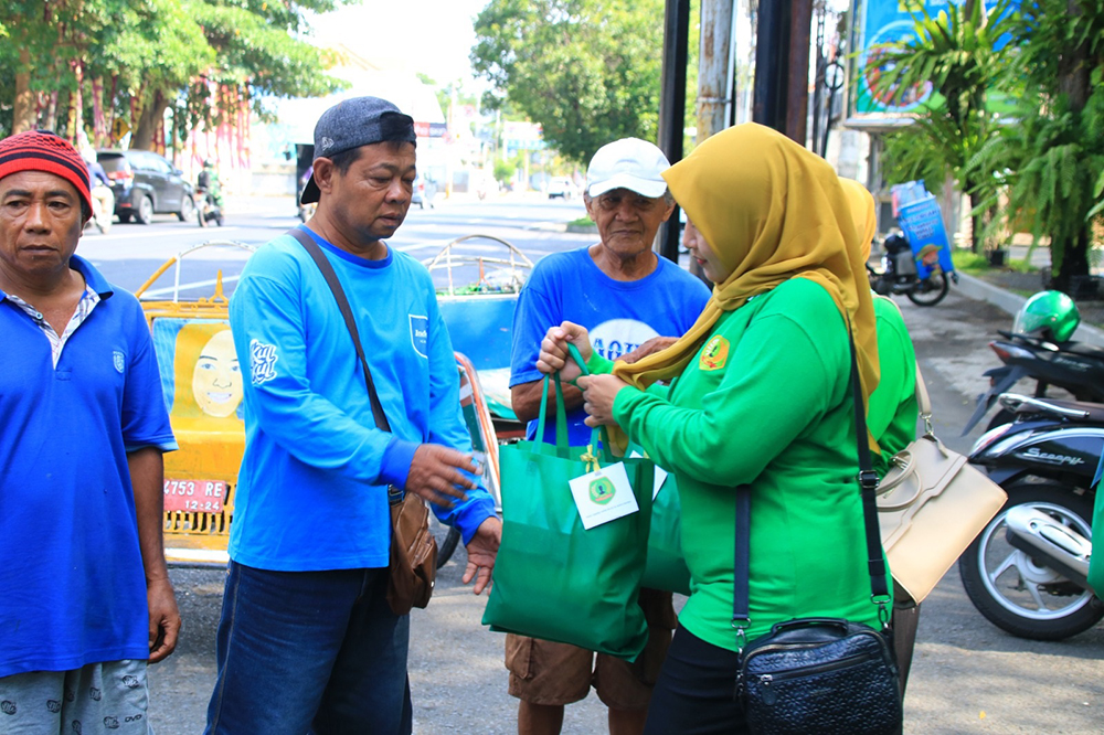 PEDULI SOSIAL: Pengurus Pipas memberikan bantuan kepada masyarakat sekitar Lapas Banyuwangi, Kamis (16/1).