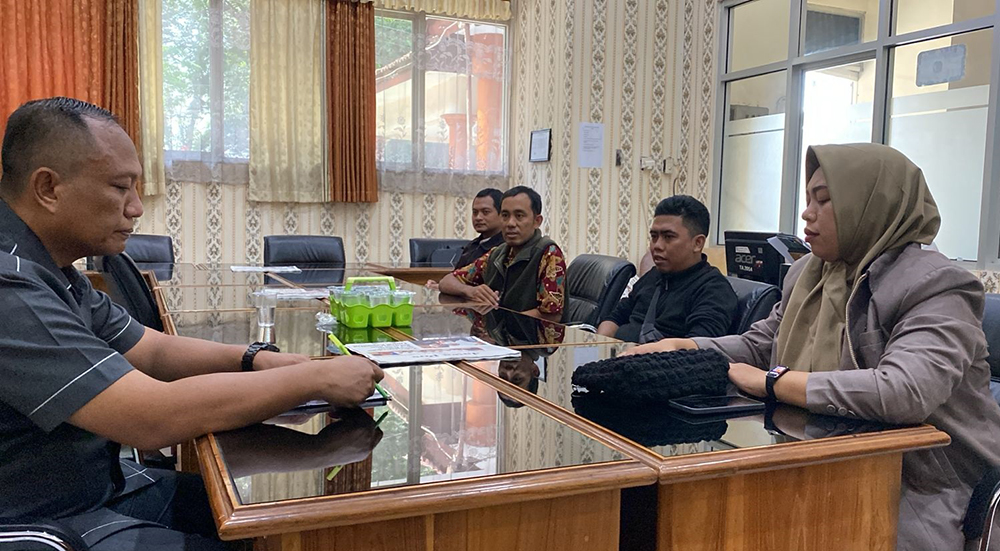 AUDIENSI: Sejumlah tenaga operator hearing bersama jajaran anggota komisi IV DPRD Situbondo, Rabu (15/1).