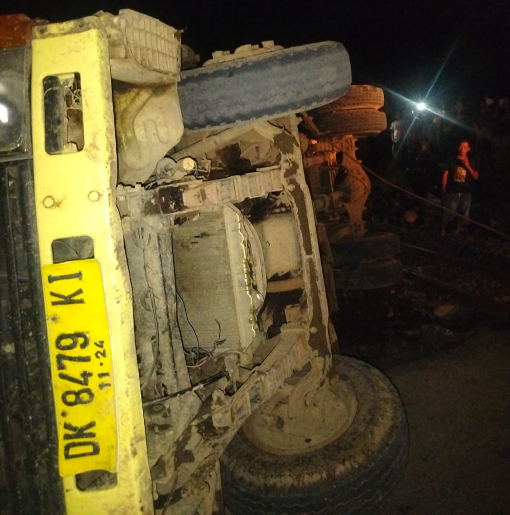 MIRING: Kondisi truk Mitsubishi bernopol DK 8479 KI mengalami kerusakan setelah menemper KA Pandanwangi di JPL 05, Lingkungan Jurang Jero, Desa Kalirejo, Kecamatan Kabat, Rabu malam (15/1).