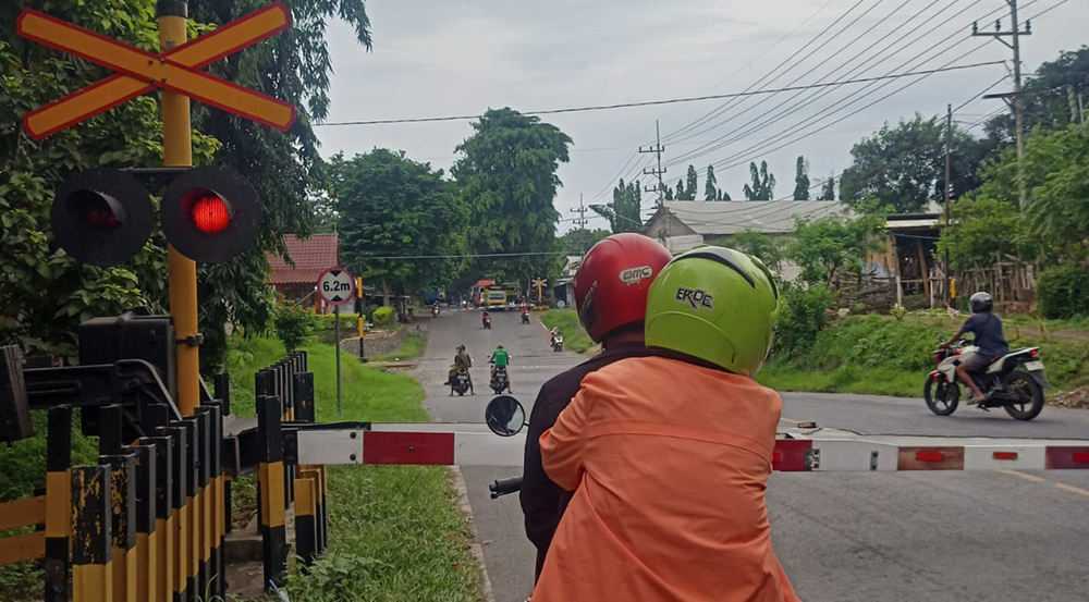 Masyarakat banyak yang mengabaikan penutupan palang di JPL 19 Kelurahan Klatak, Kecamatan Kalipuro, Banyuwangi, Kamis (16/1).