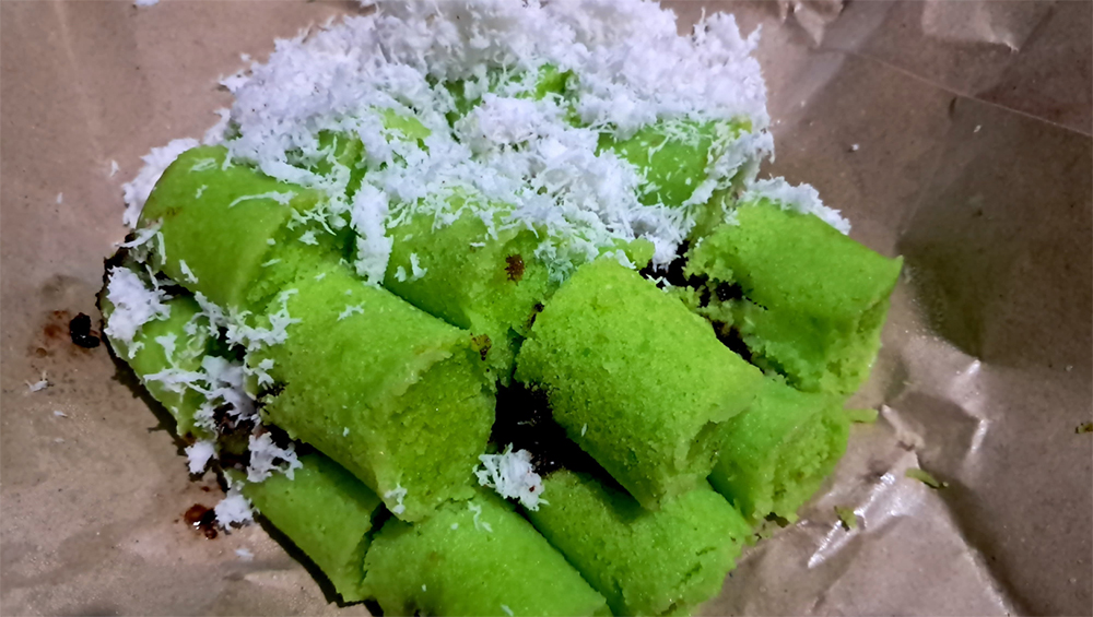 MENDUNIA: Kue putu bumbung yang dijual pedagang di tepi jalan di Banyuwangi.