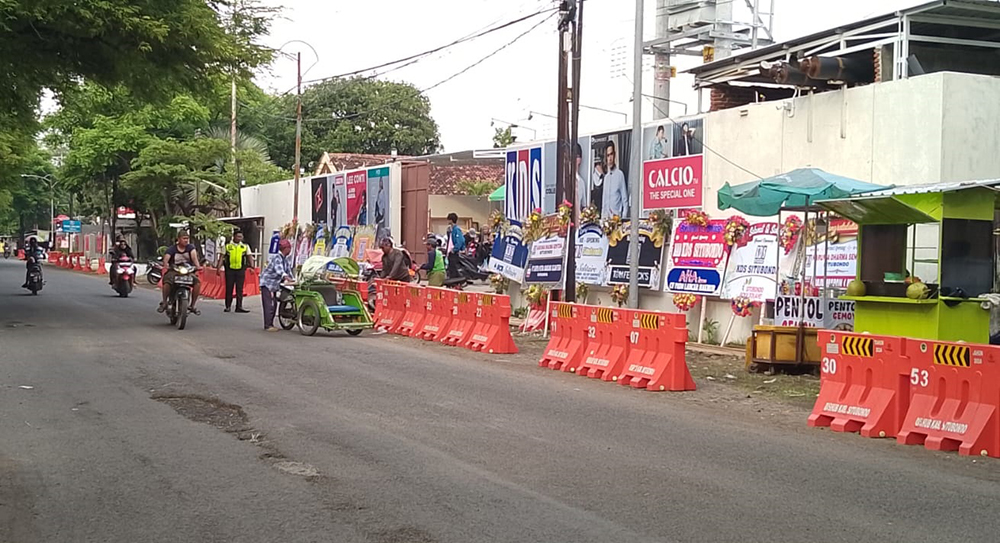 TERBATAS: Suasana parkir di jalan depan KDS di Desa Talkandang, Kecamatan Kota, Minggu (19/1).