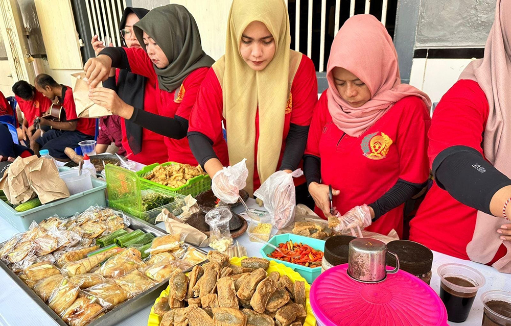 BAHAGIA: Warga binaan pemasyarakatan (WBP) Rutan kelas IIB Situbondo transaksi jual beli, Sabtu lalu (18/1).