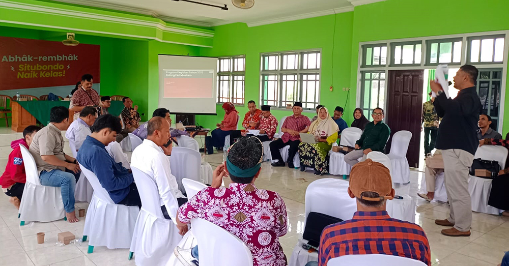 DISKUSI: Kepala Diskoperindag sampaikan program kerja pemkab, Sabtu (18/1) lalu di kantor DPC PKB Situbondo.