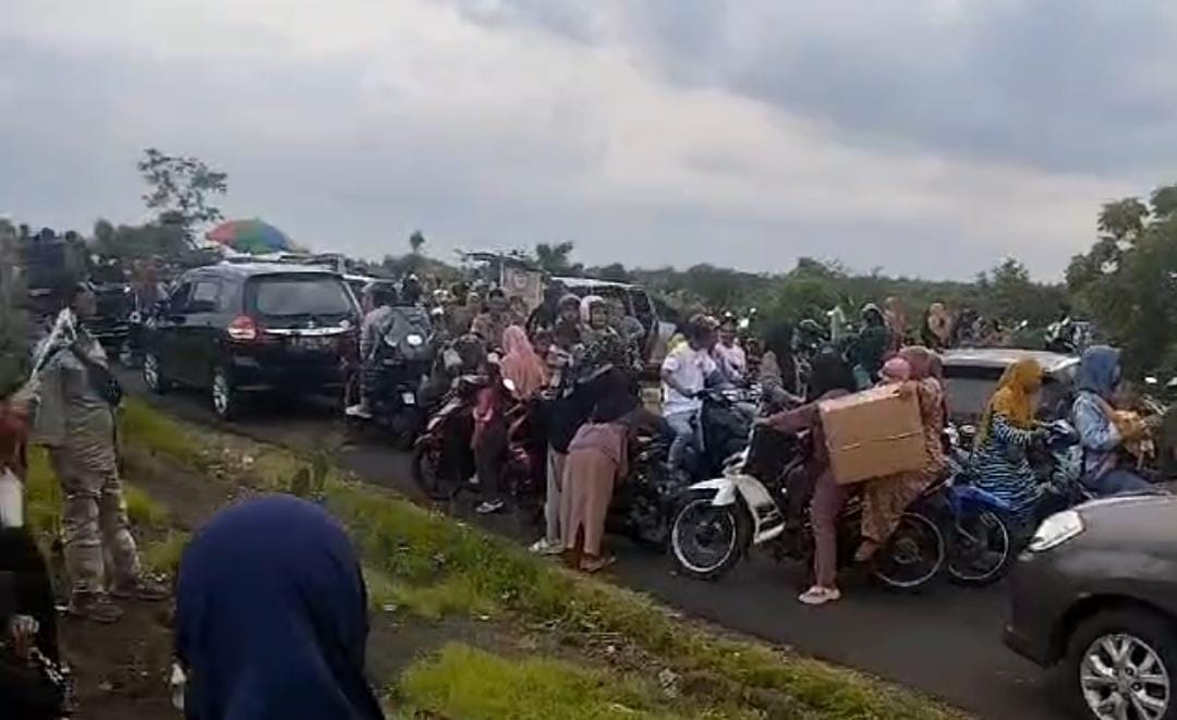 Foto: Bukit cinta penuh sesak dengan kendaraan/ doc Khoirul Rizal