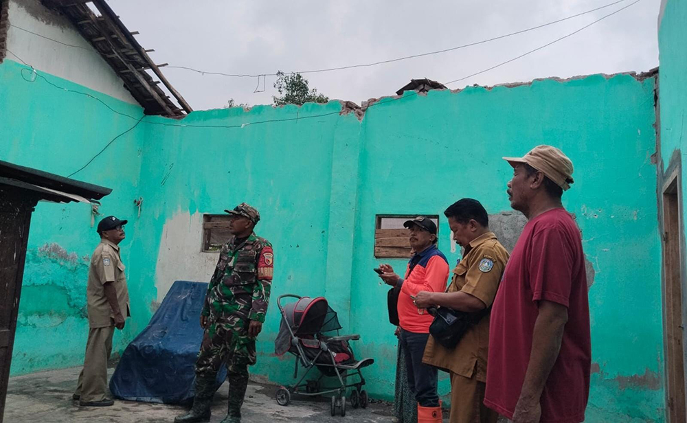 ABMBROL: Anggota BPBD Situbondo meninjau rumah ambruk milik Halimatus Sa