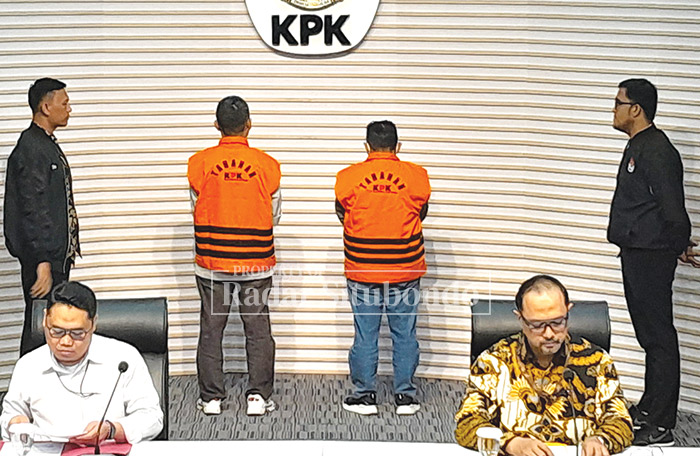 MEMBELAKANGI KAMERA: Bupati Situbondo, Karna Suswandi dan Kepala DPUPP Eko Prionggo Jati menggunakan baju tahanan KPK saat jumpa pers di gedung merah putih, Jakarta, Selasa (21/1).