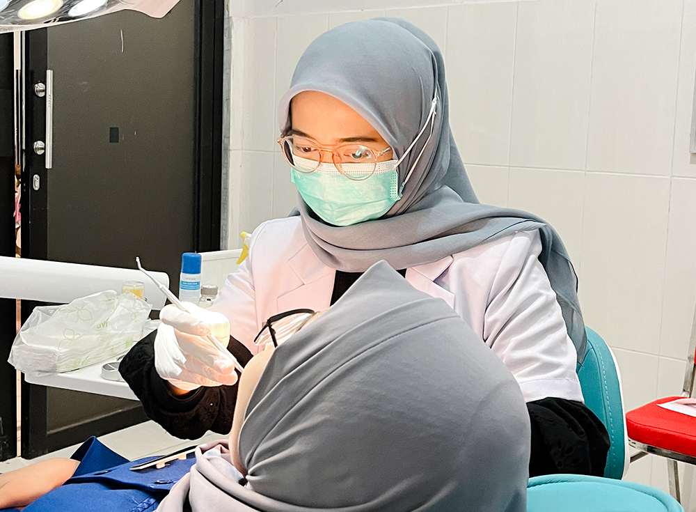PROFESIONAL: Seorang dokter gigi melayani pasien di Rumah Sakit Mitra Sehat di Desa Curah Jeru, Kecamatan Panji.