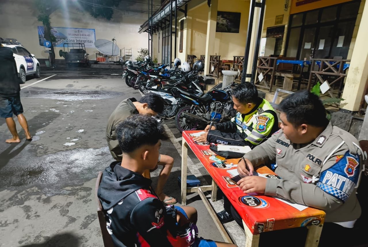 Foto: Polisi saat mengamankan balap liar/ doc Khoirul Rizal