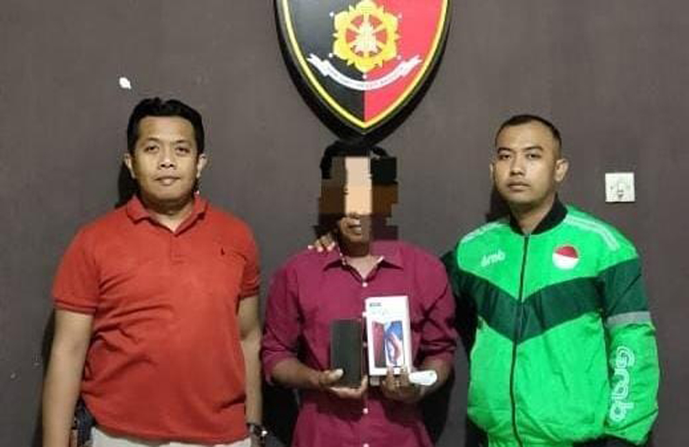 Foto: Pelaku pencurian HP (tengah) yang diamankan/ doc Khoirul Rizal