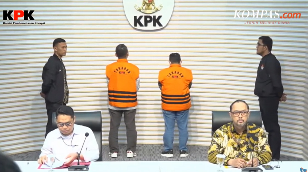 KPK resmi menahan Bupati Situbondo Karna Suwandi (KS) dan Kepala Bidang Bina Marga PUPP Kabupaten Situbondo Eko Prionggo Jati (EJP) Selasa (21/1). (Tangkapan Layar Youtube Kompas.com)