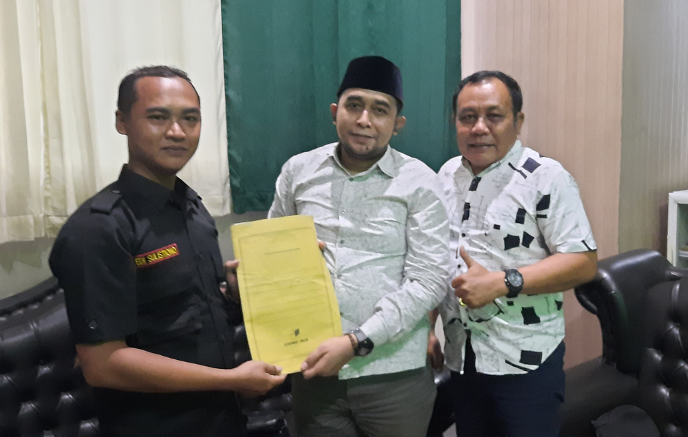 PEMBERITAHUAN: Perwakilan tenaga honorer menyerahkan undangan aksi di DPRD kepada ketua DPRD, Senin (20/1).