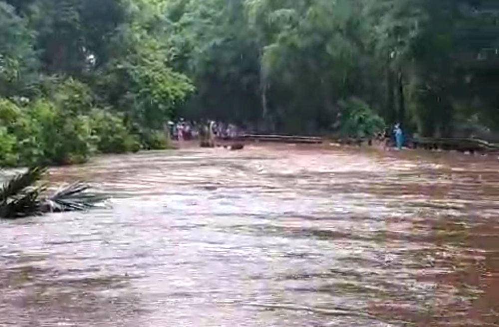 MACET TOTAL: Banjir menggenangi Jalan Pantura Baluran, Kecamatan Banyuputih, membuat pengendara tak bisa melanjutkan perjalanan, Kamis (23/1).