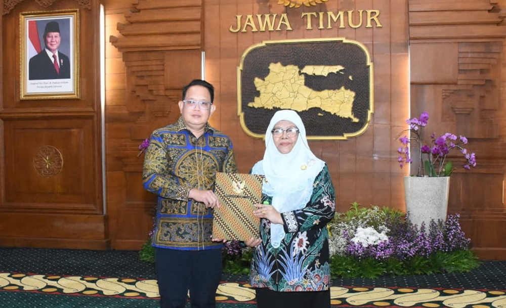 SERAH TERIMA: Pj. Gubernur Jawa Timur, Adhy Karyono menyerahkan surat tugas kepada wakil bupati Situbondo, Nyai. Hj. Khoirani sebagai Plt Bupati, di Gedung Negara Grahadi, Surabaya,