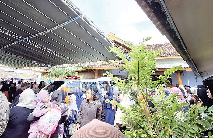 BERDUKA: Ribuan orang menyambut kedatangan jenazah Nyai Hj. Iffatul Atuf, keponakan Kiai Azaim Ibrahimy, kemarin (26/1).