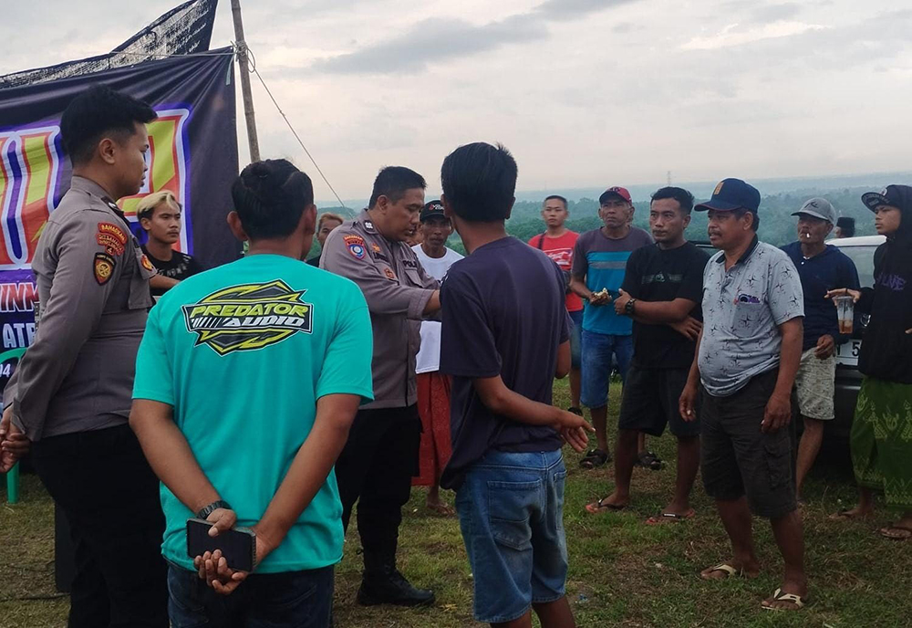 PENERTIBAN: Anggota Polsek Kapongan bubarkan Hiburan Ardila Musik di Bukit Bersila, Kampung Ardhani, Desa Peleyan, Kecamatan Kapongan, Minggu lalu (26/1) sekitar pukul 16.00.