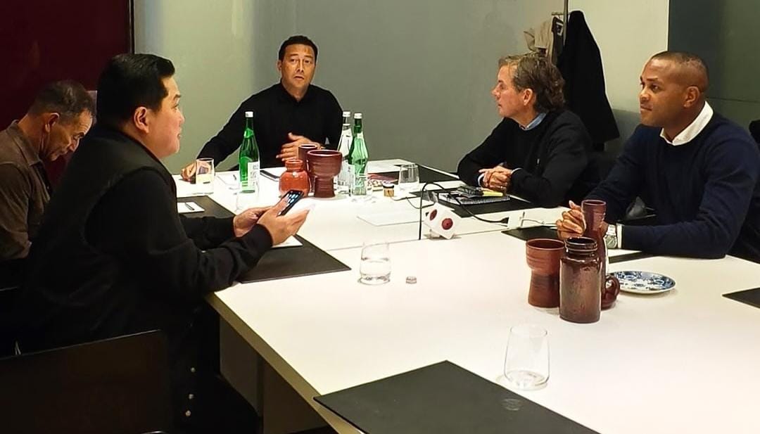 Foto: Pertemuan ketum PSSI dan staf kepelatihan timnas/ ig @erickthohir