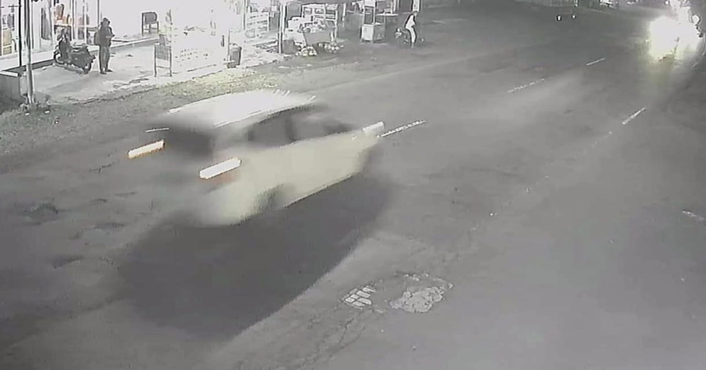 TEREKAM: Mobil warna putih terekam kamera CCTV usai menabrak Adi, 51, di Jalan Raya, Desa Kilensari, Kecamatan Panarukan, Selasa malam (28/1).