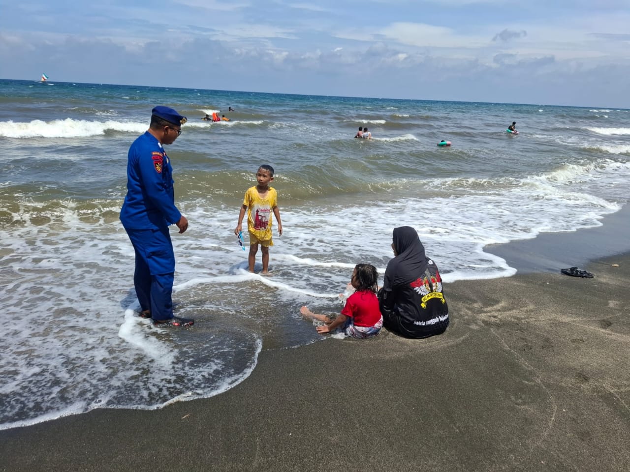 Foto: Gelombang tinggi di Pasir Putih/ doc Khoirul Rizal