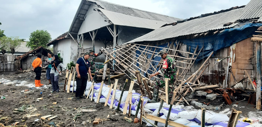 Sejumlah warga di Dusun Mandaran, Desa Pesisir, Kecamatan Besuki, Situbondo, rusak setelah dihantam ombak besar.