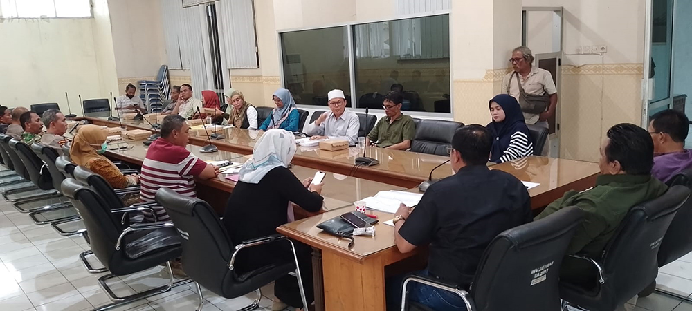 DENGAR PENDAPAT: Komisi III hearing terkait polemik pembangunan perumahan bersama developer, ketua HIPPA dan undangan lainnya di kantor DPRD, Jumat (31/1).