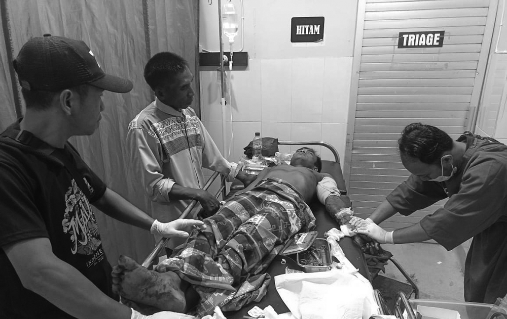 Agus Subairi mendapat perawatan medis di RS Mitra Sehat Situbondo.