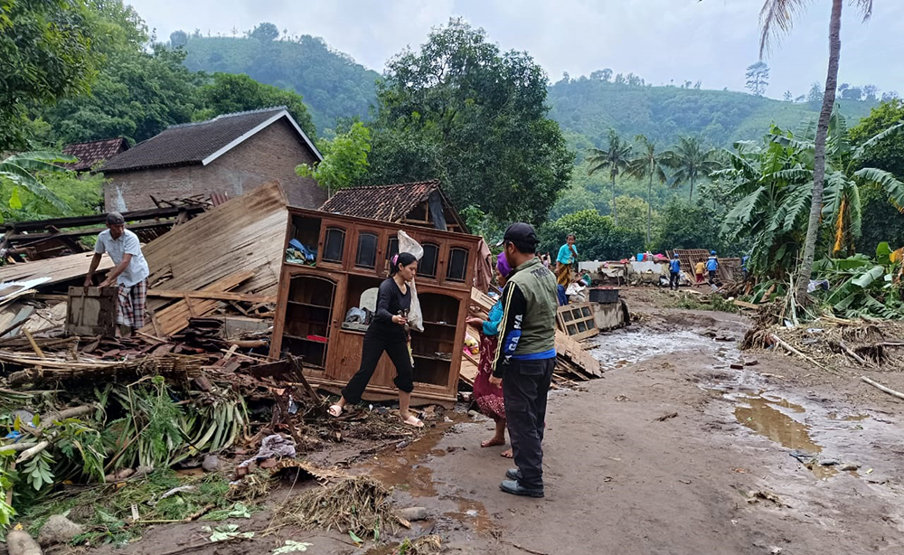 RUSAK BERAT: Sejumlah warga mencari barang berharga yang bisa diselamatkan setelah diterjang banjir, di Desa Tambak Ukir, Kecamatan Kendit, Selasa (4/2).
