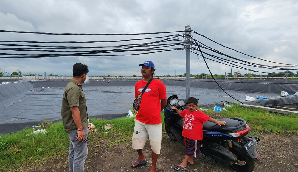 PANTAU LOKASI: Anggota Intel Polres Situbondo, meninjau lokasi Tambak Mitra Lautan Mas, di Desa  Tanjung Kamal, Kecamatan Mangaran, Selasa (4/1).