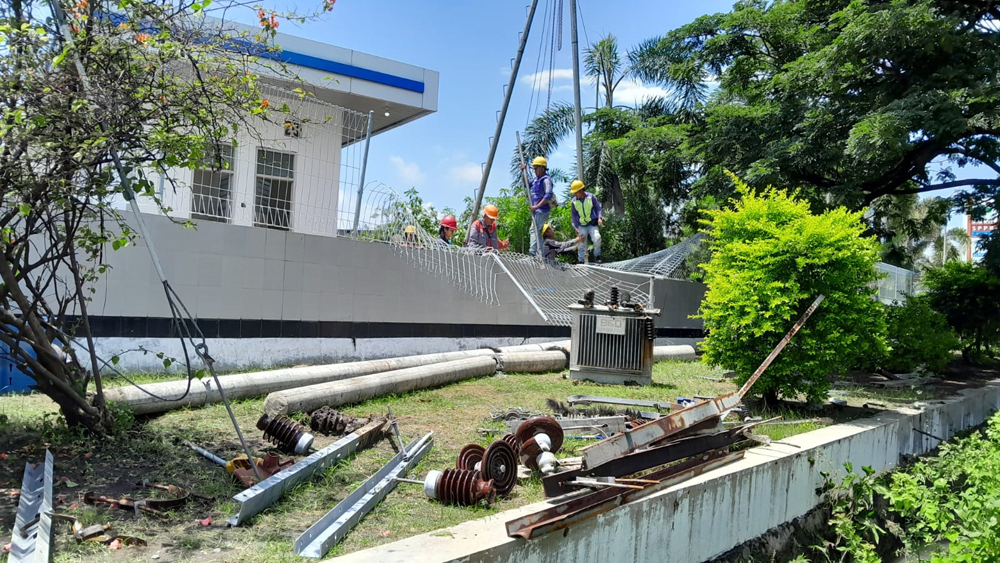 TANGGAP DARURAT: Petugas PLN Situbondo melakukan perbaikan tiang roboh di kawasan SPBU kecamatan Kapongan, Selasa (5/2).