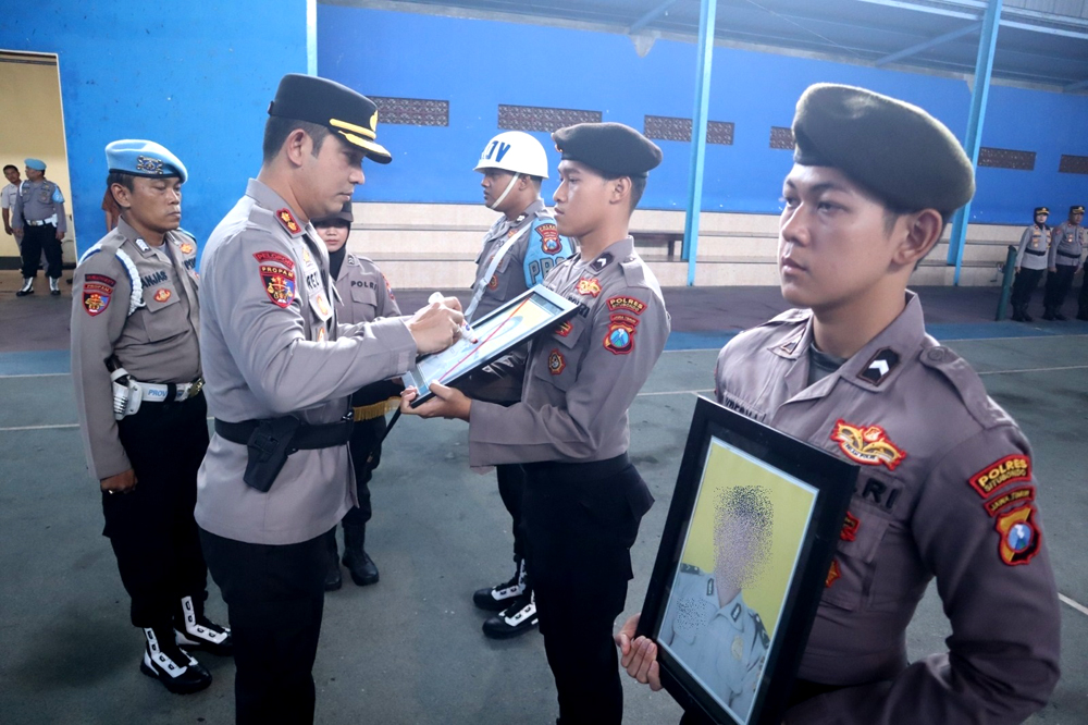 Kapolres Situbondo AKBP Rezi Dharmawan mencoret foto polwan dalam upacara pemberhentian tidak dengan hormat (PTDH) pada dua anggota Polres, Rabu (5/2).