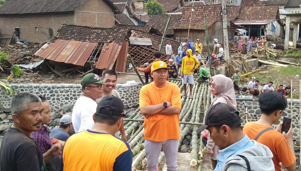 SIMPATI: Bupati terpilih Yusuf Rio Wahyu Prayogo mengunjungi jembatan putus akibat banjir bandang di Dusun Wringin, Desa Tambak Ukir, Kecamatan Kendit, Kamis (6/2).