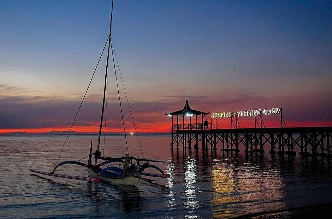 Foto: Pasir Putih Situbondo/ ig @disparpora_situbondo
