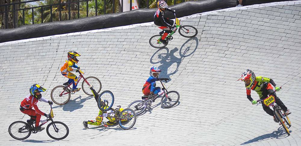 MENDUNIA: Adu cepat balap BMX di sirkuit Muncar, Banyuwangi.